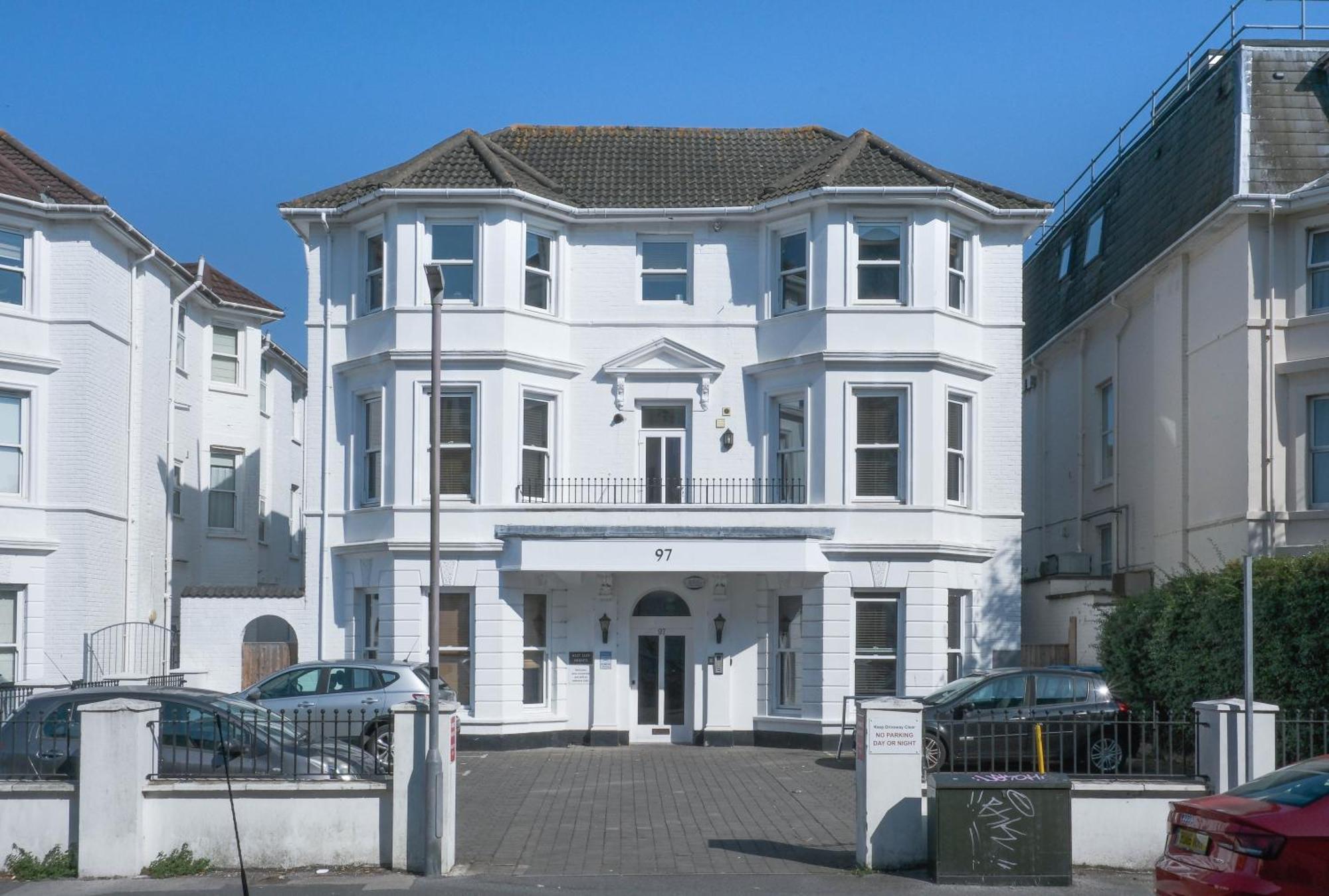 Bournemouth Beachfront Retreat 3 Bedroom 3 Bathroom Seaside B&B With Free Parking Exterior photo